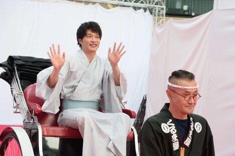 人力車に乗る田中圭。