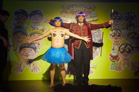 会見に登場した月亭方正（左）とたむらけんじ（右）。