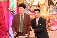 （左から）小籔千豊、伊藤利尋アナ。(c)フジテレビ