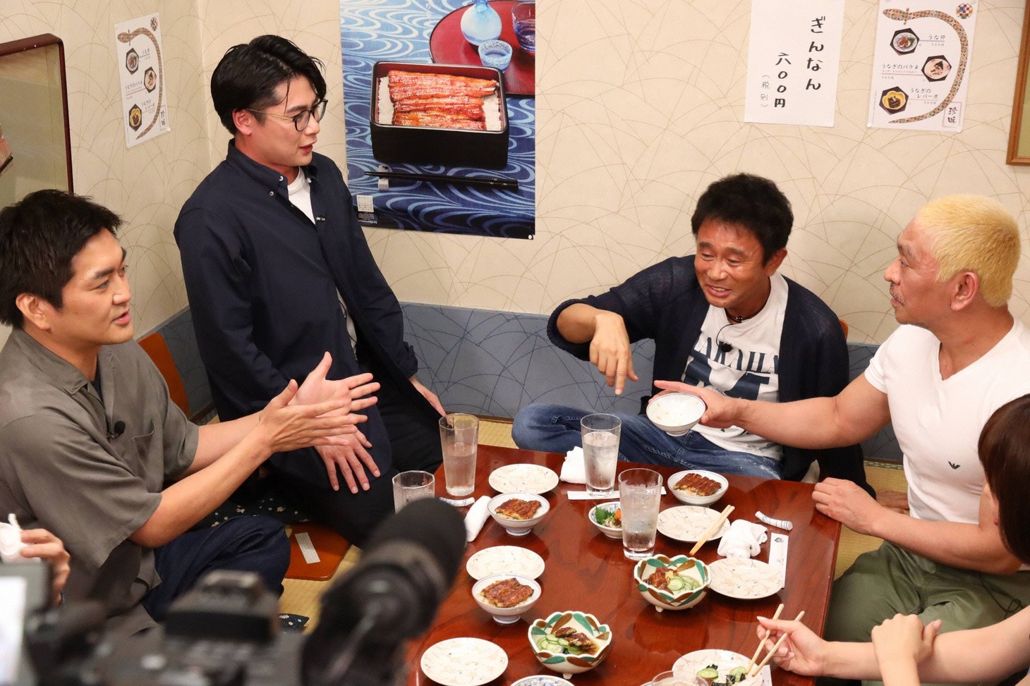 「ダウンタウンなう」に出演する（左から）平成ノブシコブシ、ダウンタウン。(c)フジテレビ