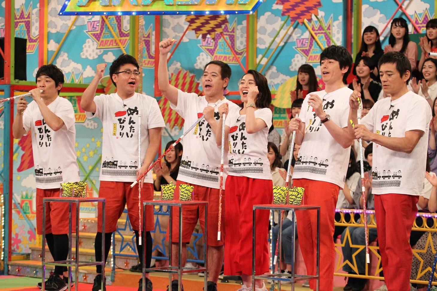 「VS嵐」に舞台「めんたいぴりり」チームとして出演する（左から）銀シャリ、FUJIWARA原西、酒井美紀、博多華丸・大吉。(c)フジテレビ