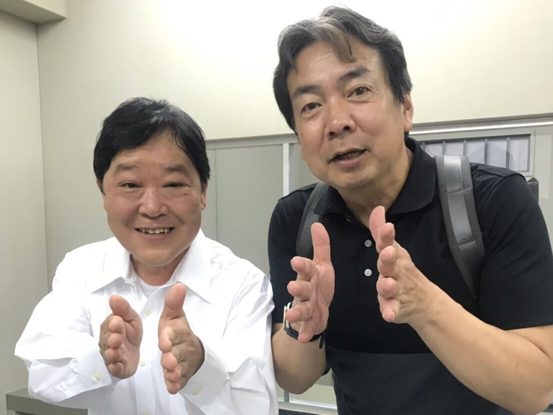 ドラマ「監察医 朝顔」に出演するダチョウ倶楽部・上島（左）と演出の平野眞氏（右）。(c)フジテレビ