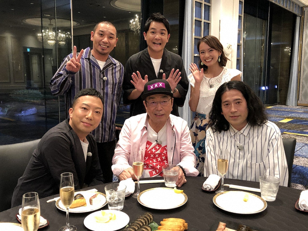 「志村けん聞録～東京・昭和遺産と江戸職人をめぐる旅～」に出演する（前列左から）市川猿之助、志村けん、ピース又吉、（後列左から）千鳥、鉢嶺杏奈。(c)テレビ朝日