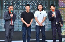 かが屋（中央）と進行役の千鳥。