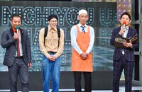 やさしいズ（中央）と進行役の千鳥。