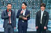 進行役の千鳥とMCの内村光良（右）。