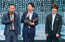 進行役の千鳥とMCの内村光良（右）。