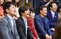 ネタを鑑賞するMC陣。