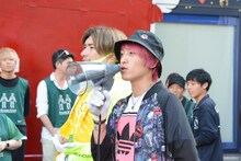 朝の挨拶をするEXIT。