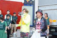 朝の挨拶をするEXIT。