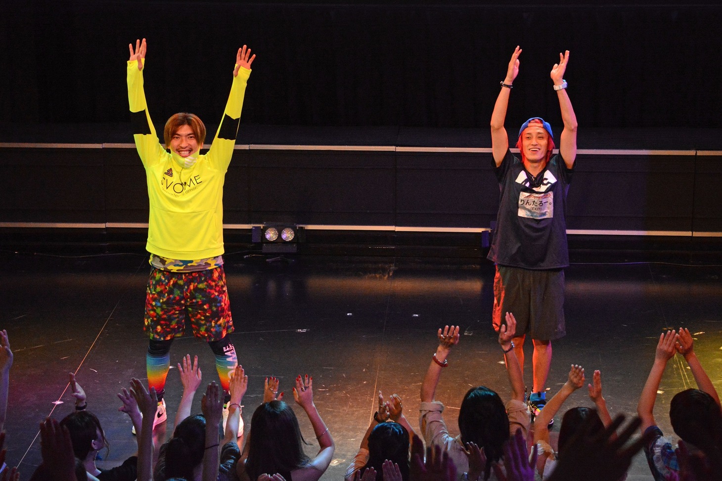 「チャRadio体操」を踊るEXIT。