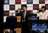 「お笑いバイアスロン」決勝進出者による会見の様子。