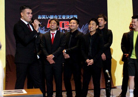 「お笑いバイアスロン」決勝進出者による会見の様子。