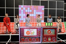 「Qさま!!」SPに出演するメイプル超合金カズレーザー（左端）ら「インテリ坂道軍団」。(c)テレビ朝日