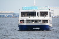 船着き場にやってきた船。