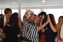 参加者と触れ合うEXIT