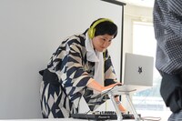 場を盛り上げるDJ淡路。