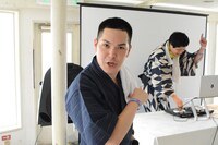 DJ淡路のかける音楽に乗せてギャグ「たますぃ!!」を披露するネイチャーバーガー笹本。