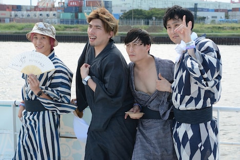 左からEXIT、きつね。