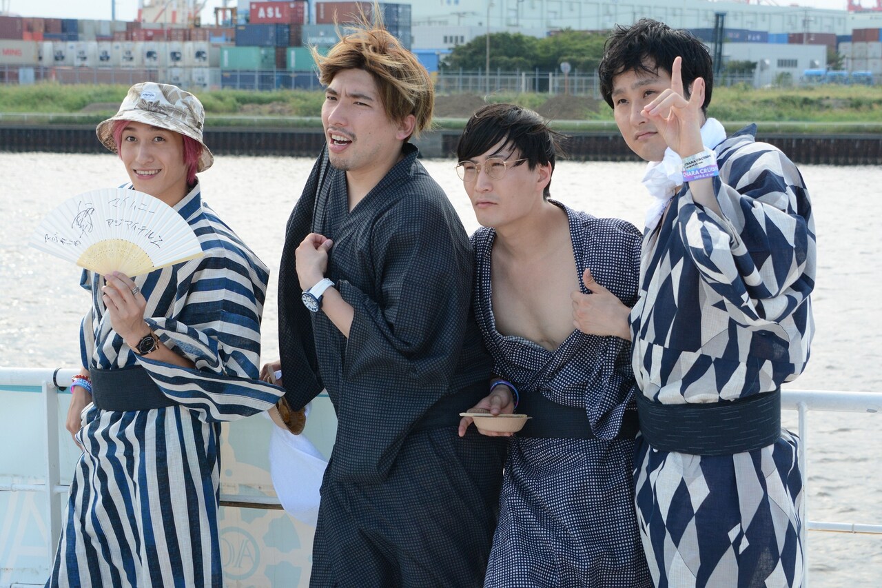 左からEXIT、きつね。