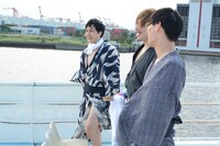 “腿毛”を見せるきつね淡路（左）。