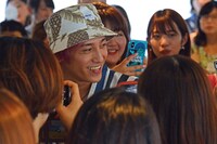 ファンに囲まれるEXIT兼近。