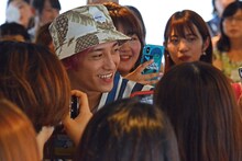 ファンに囲まれるEXIT兼近。