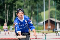 モルックを投げるさらば青春の光・森田。