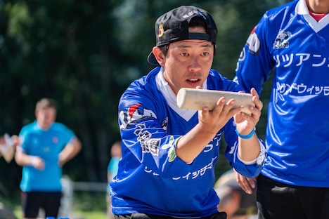 モルックを投げるさらば青春の光・森田。