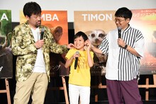 熊谷俊輝（中央）の耳を触る佐藤二朗（左）とミキ亜生（右）。