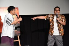 「乱入のタイミングばっちり！」と親指を立てるミキ亜生（左）。