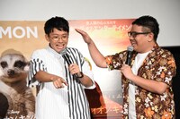 乱入のきっかけセリフを示すミキ亜生（左）。