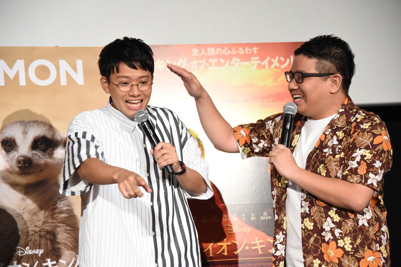 乱入のきっかけセリフを示すミキ亜生（左）。
