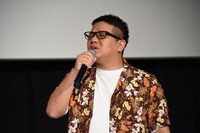 「サークル・オブ・ライフ」を歌うミキ昴生。