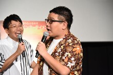 「ファンのリーダー」と位置づけられるミキ昴生（右）。