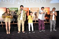 「ハクナ・マタタ」を歌う（左から）RIRI、佐藤二朗、熊谷俊輝、ミキ亜生、ミキ昴生。