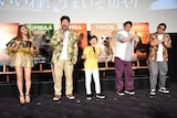 「ハクナ・マタタ」を歌う(左から)RIRI、佐藤二朗、熊谷俊輝、ミキ亜生、ミキ昴生。