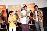 「ハクナ・マタタ」を歌う（左から）熊谷俊輝、ミキ亜生、ミキ昴生。