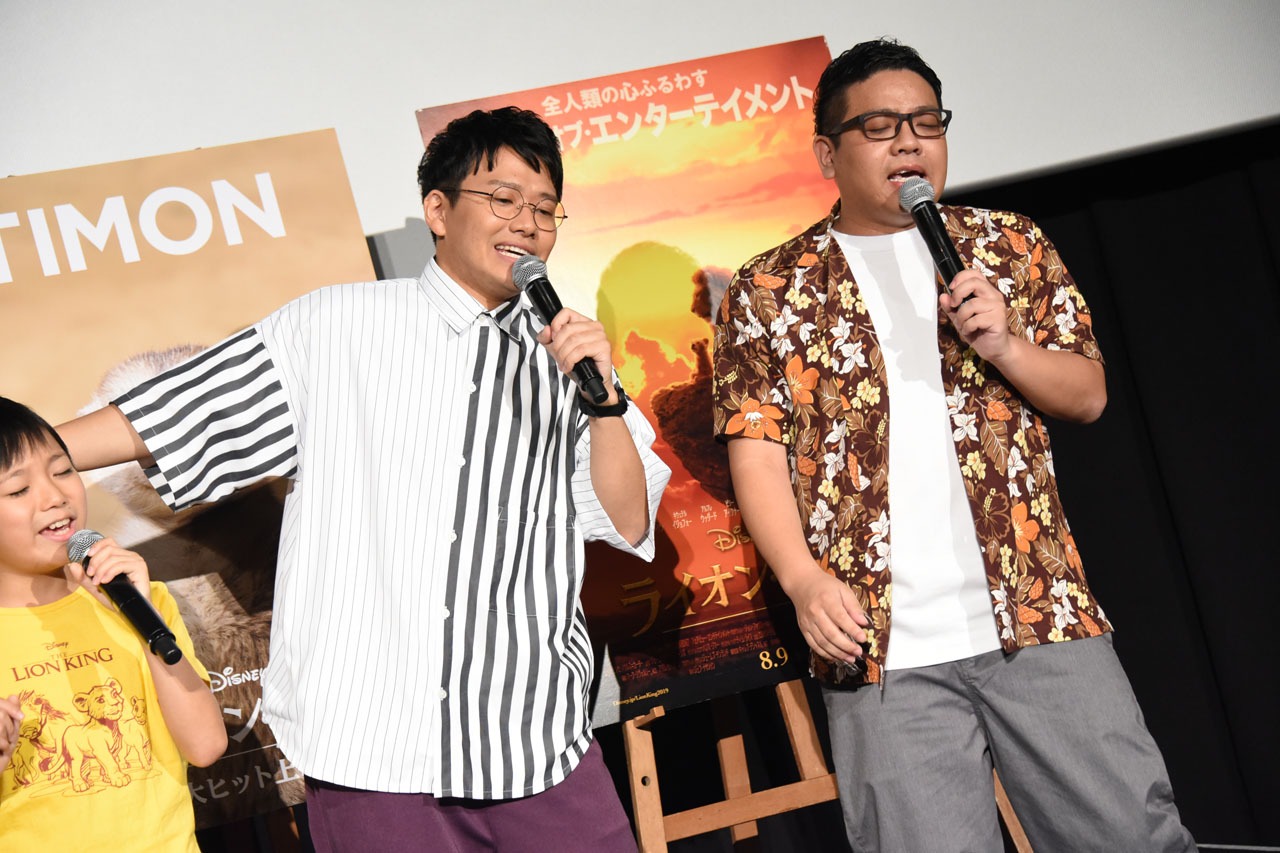 「ハクナ・マタタ」を歌う（左から）熊谷俊輝、ミキ亜生、ミキ昴生。