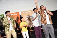 「ハクナ・マタタ」を歌い満足げなミキ昴生（右）。