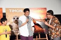 カッコつけてアフレコ時を振り返るミキ亜生（中央）。