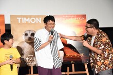 カッコつけてアフレコ時を振り返るミキ亜生（中央）。