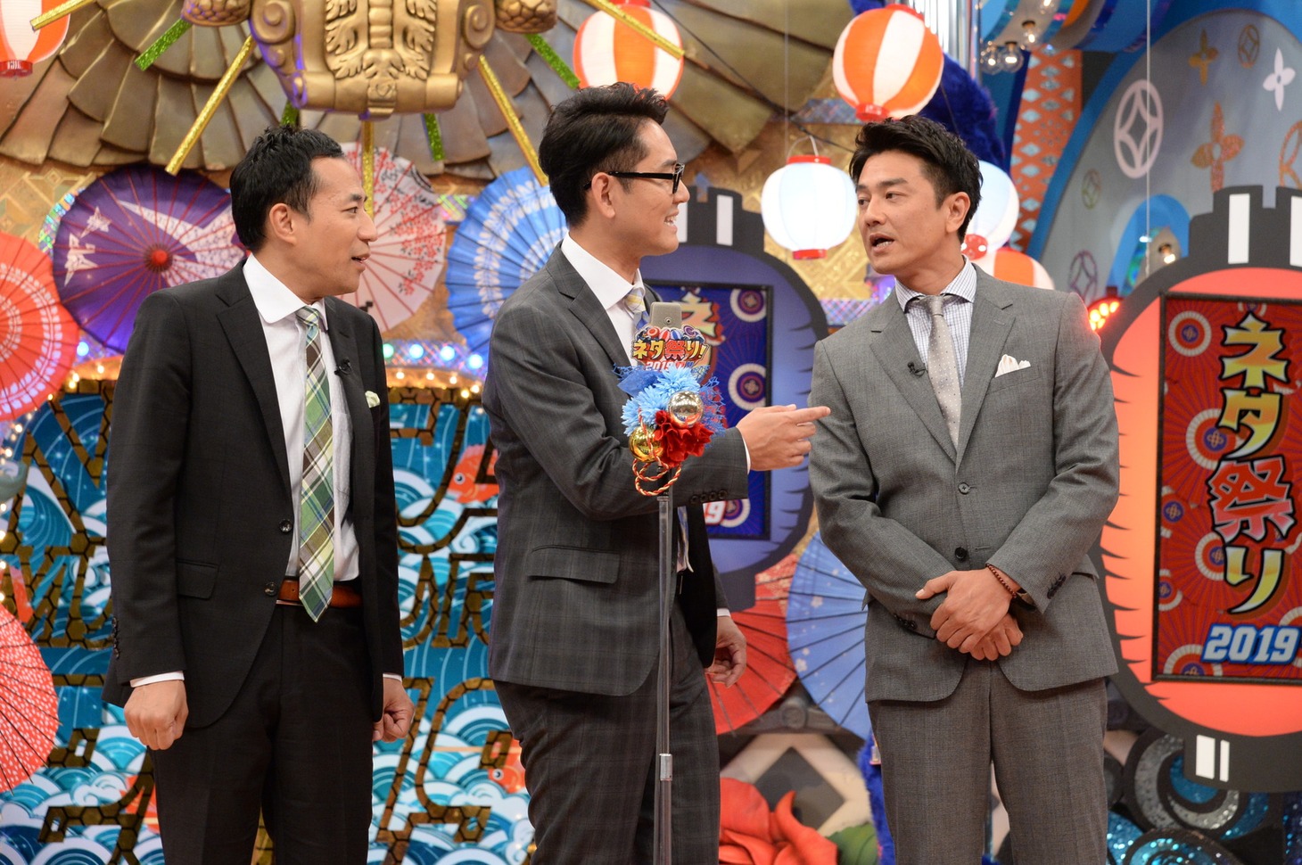 ナイツと原田龍二（右）。(c)ABCテレビ