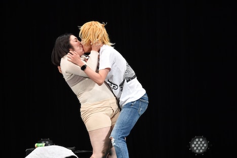 紅しょうが・熊元プロレス（左）と祇園・櫻井（右）によるユニットコントの様子。