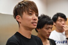 終演後のインタビューに応えるアインシュタイン河井（左）。