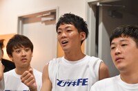 新MCとしての意気込みを語るネイビーズアフロ皆川（中央）。