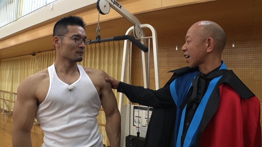「それって!?実際どうなの課」でとてつもない握力を誇る男性（左）をスカウトするバイきんぐ小峠。(c)中京テレビ
