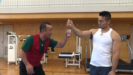 バイきんぐ西村と握力の強い男性（右）。(c)中京テレビ