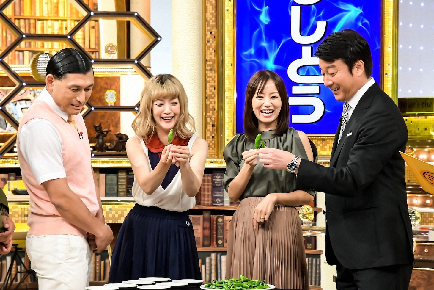 「この差って何ですか？」に出演する（左から）オードリー春日、松嶋尚美、鈴木亜美、加藤浩次。(c)TBS
