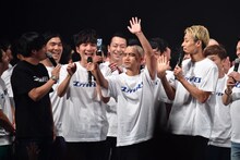 オープニング、変わった髪型と眉毛で登場するデルマパンゲ迫田。